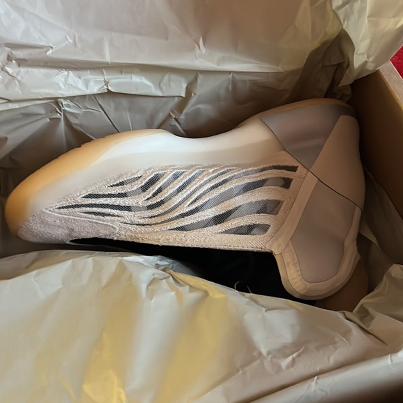 YEEZY. Just dropped !! QNTM !!! One-of-a-kind - Picture 5 of 14